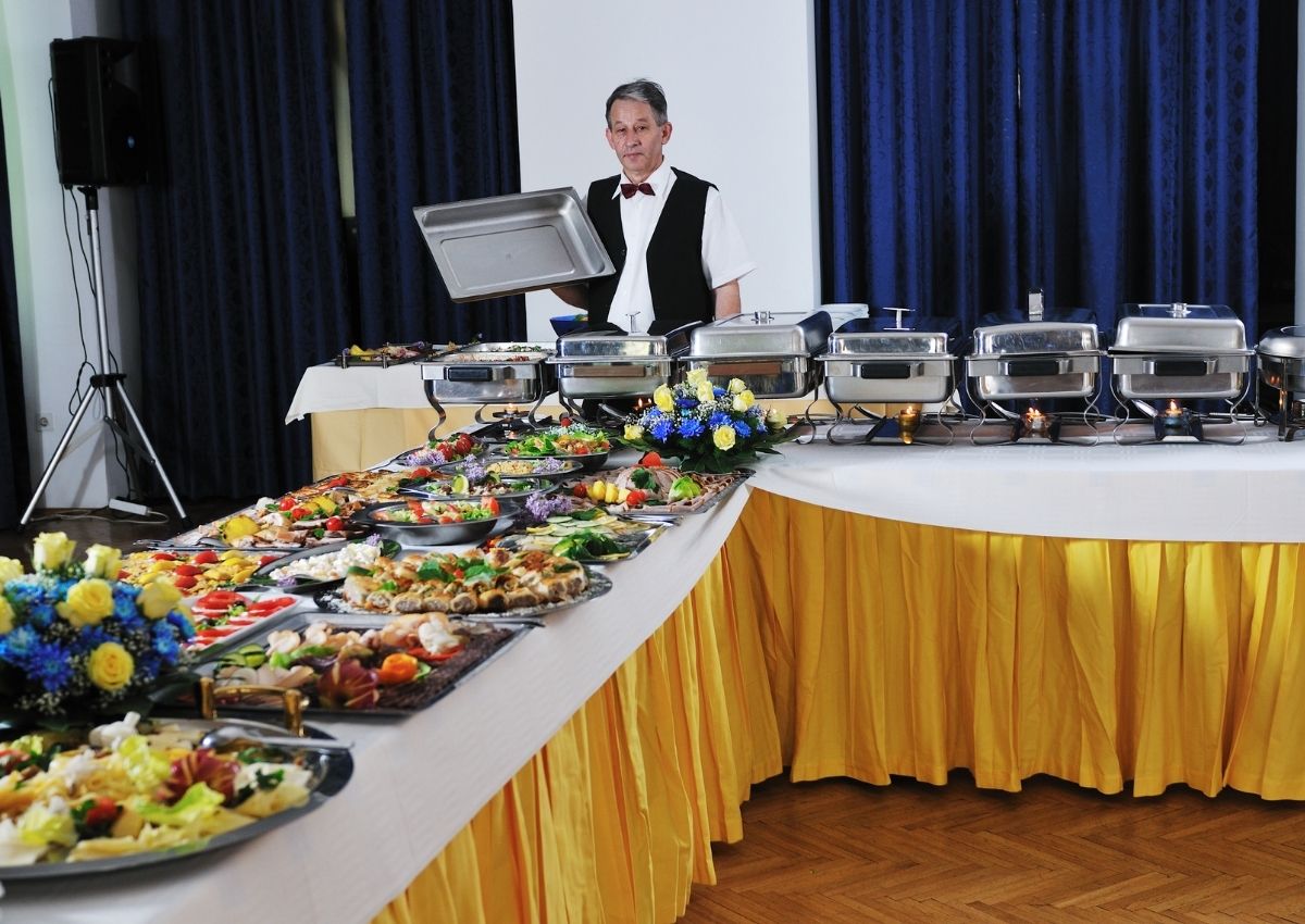 bi-quyet-thue-mat-bang-mo-nha-hang-buffet-2