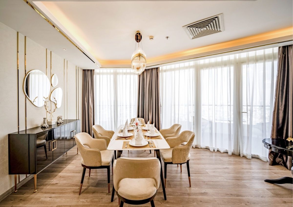 co-gi-ben-trong-toa-nha-terra-royal-quan-3-3