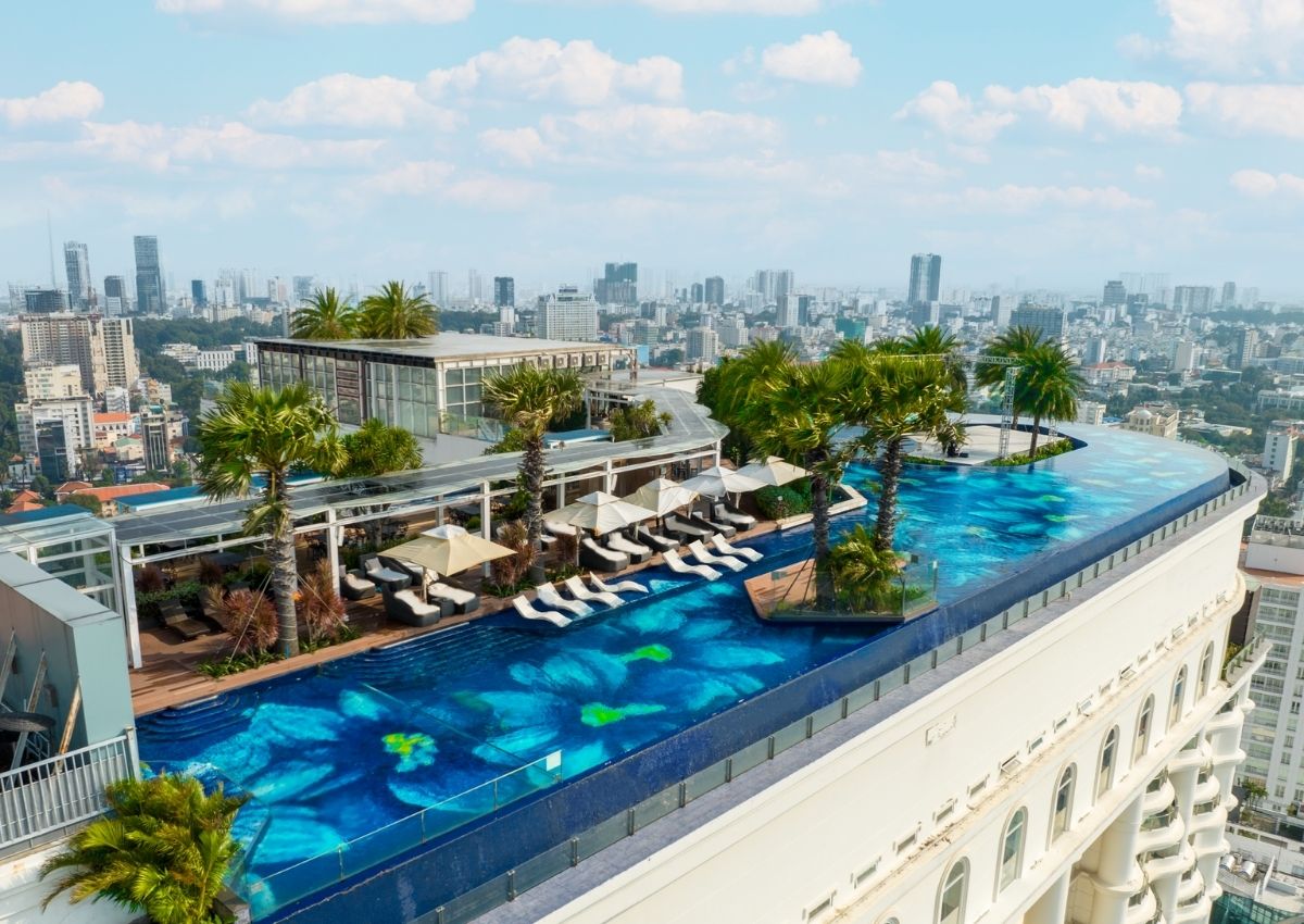 co-gi-ben-trong-toa-nha-terra-royal-quan-3-4